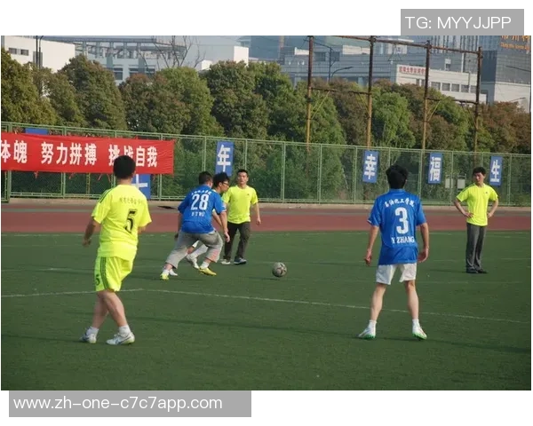 足球霸王队勇夺冠军展现团队精神与拼搏意志的传奇之路